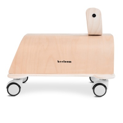 Veículo infantil de madeira clara com rodas