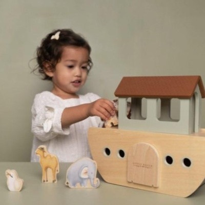 Brinquedo de madeira em forma de arca com figuras de animais e criança a brincar.