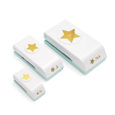 Conjunto de três recortadores de papel com estrelas douradas e tamanhos indicados, base verde e corpo branco.