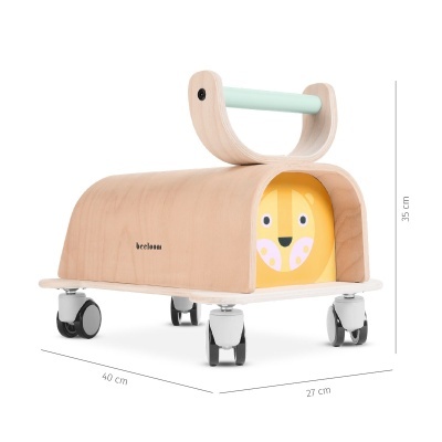 Veículo de brincar infantil em madeira com rodas e painel amarelo decorado.