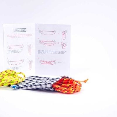 Cordões coloridos com papel instrutivo ao fundo