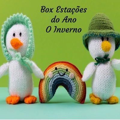 Duas figuras de pinguins de malha com um arco-íris de malha colorido entre eles sobre fundo verde.