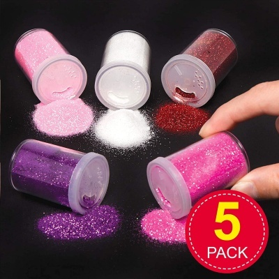 Cinco frascos de glitter colorido em superfície preta com etiqueta '5 PACK'