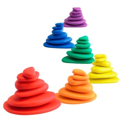 Pedras em silicone coloridas empilhadas em fileira