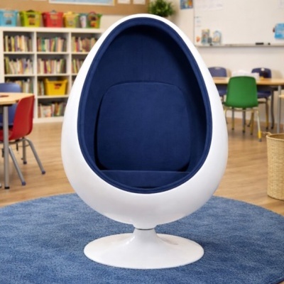 Cadeira ovo branca com interior azul escuro numa sala com tapete azul