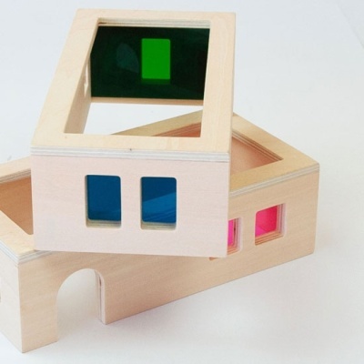 Brinquedo de madeira com janelas coloridas verde, azul e rosa
