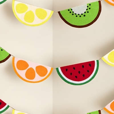 Guirlanda decorativa com fatias de frutas em feltro colorido penduradas