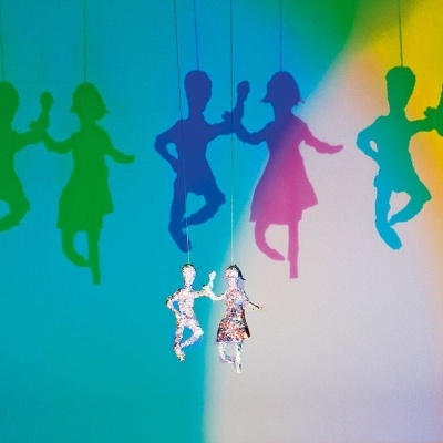 Figuras penduradas de crianças com sombras coloridas em fundo multicolorido