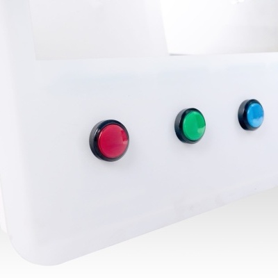 Painel branco com quatro botões coloridos