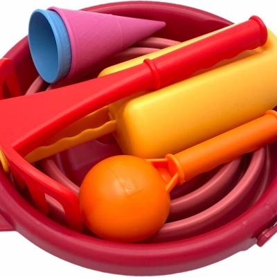 Conjunto de brinquedos coloridos para praia com balde, pá, ancinho, cone e outros utensílios.