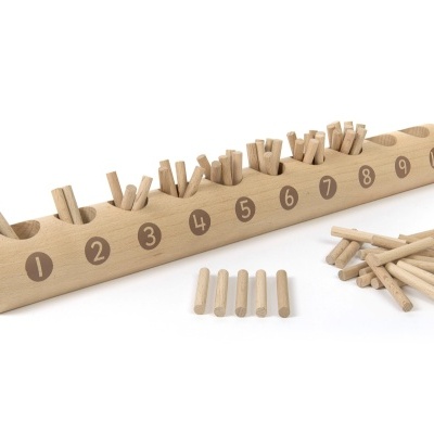 Jogo de madeira com números e pinos para encaixe sobre fundo branco