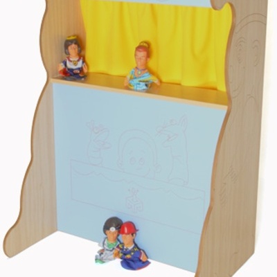 Teatro de marionetas em madeira clara com painéis azuis e cortina amarela