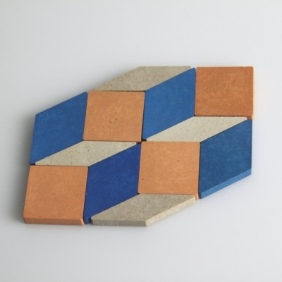 Azulejos geométricos cerâmicos coloridos em azul, laranja e bege sobre fundo branco