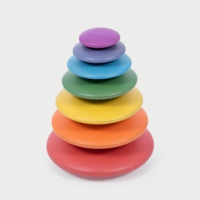 Brinquedo empilhável de madeira colorido com discos em várias cores.