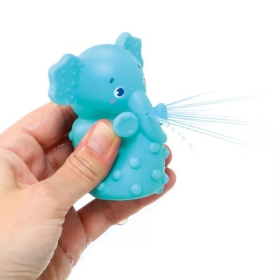 Brinquedo elefante de borracha azul a esguichar água