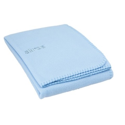 Manta azul claro dobrada com bordado athleta