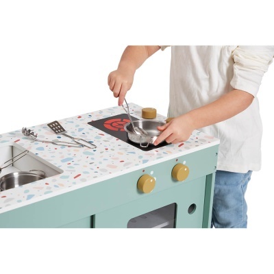 Cozinha de brincar em madeira verde com superfície colorida e acessórios metálicos