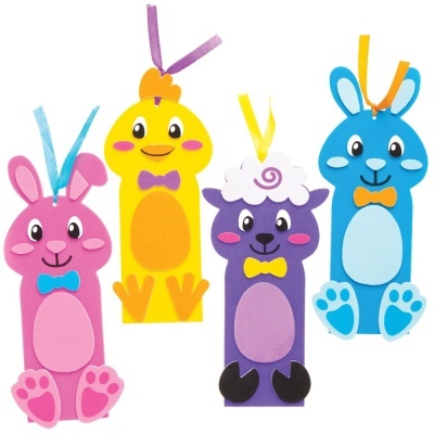 Marcadores de livros em forma de animais coloridos com fitas para pendurar.