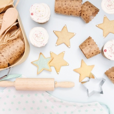Utensílios e ingredientes para confeitaria, cupcakes e cortadores em forma de estrela.