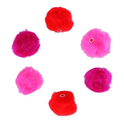 Seis pompons de pelúcia coloridos com anel metálico, dispostos em círculo sobre fundo branco