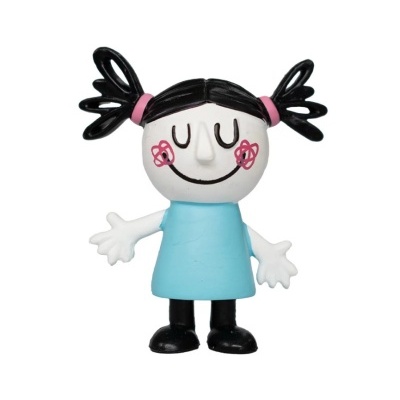 Figura decorativa menina vestido azul, cabelo preto, rosto branco com olhos fechados e bochechas rosas.