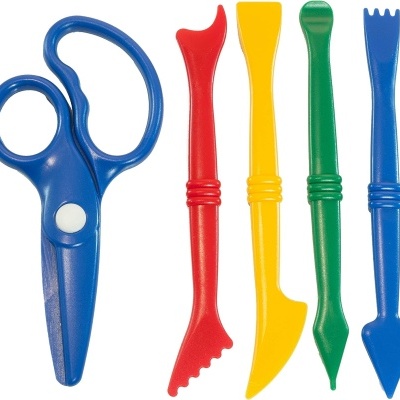 Conjunto colorido de utensílios de plástico incluindo tesoura e ferramentas para modelagem.