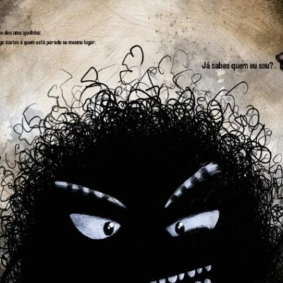 Desenho de criatura negra encaracolada com olhos e dentes destacados e texto em português ao fundo