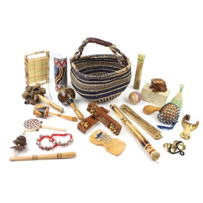 Instrumentos musicais de madeira e materiais naturais com cesto trançado