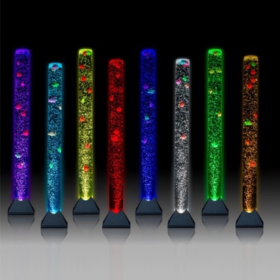 Oito colunas de luz multicoloridas com bolhas e objetos flutuantes em base preta