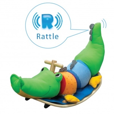 Brinquedo infantil crocodilo colorido em tecido com estrutura de madeira