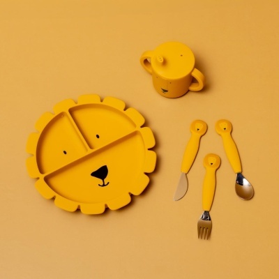 Conjunto infantil de louça amarelo com prato de leão, copo e talheres em silicone.