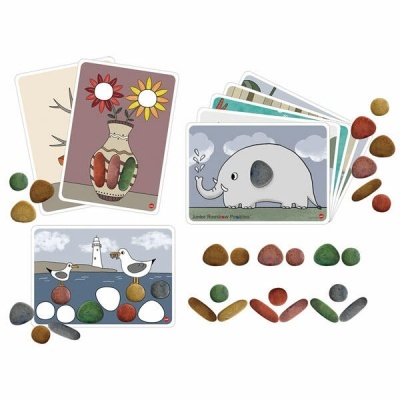 Cartas ilustradas e pedras coloridas em superfície branca.