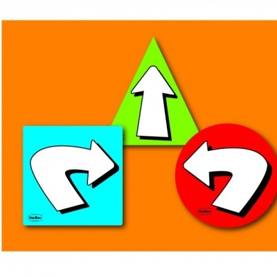 Três formas geométricas coloridas com setas brancas