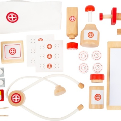 Conjunto de brinquedo médico de madeira com vários acessórios e estojo branco.