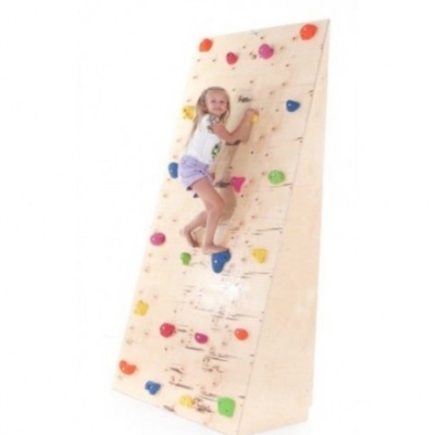 Parede de escalada infantil em madeira com presilhas coloridas