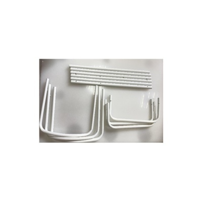 Tubos metálicos brancos para montagem em superfície branca