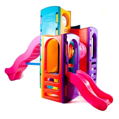 Parque infantil colorido de plástico com dois escorregas e estrutura para escalar.