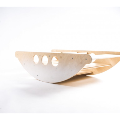 Bengaleiro de madeira clara com três buracos redondos