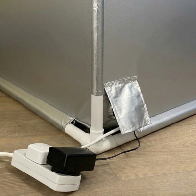estrutura de tubo de plástico com revestimento de pano prateado e régua elétrica