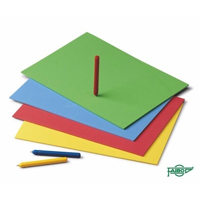 Placas coloridas com lápis de cera e haste vermelha