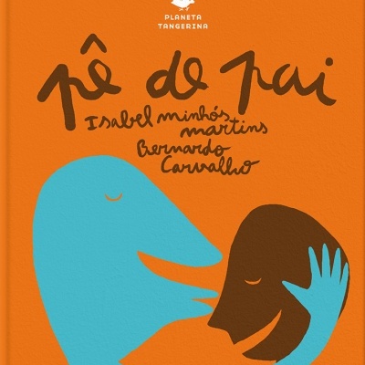 Capa de livro com figura azul abraçando figura castanha e texto PÉ DE PAI.