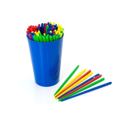 Tubo azul com palitos de plástico coloridos vermelho, azul, verde e amarelo