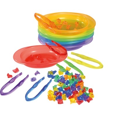 Conjunto de pratos plásticos coloridos com pinças e cubos translúcidos coloridos