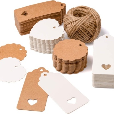 Etiquetas de papel kraft e branco com corda de juta