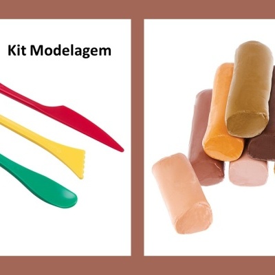 Kit com três espátulas coloridas e pedaços cilíndricos de massa de modelar de várias cores