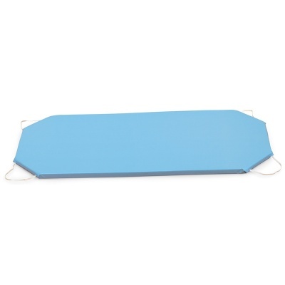 Colchão azul claro retangular com cantos inclinados e cordas elásticas