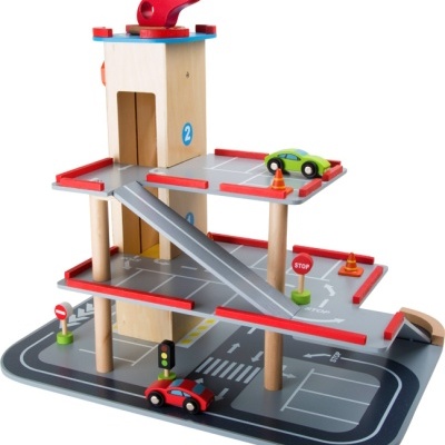 Parque de estacionamento de madeira com três pisos e carros de brinquedo
