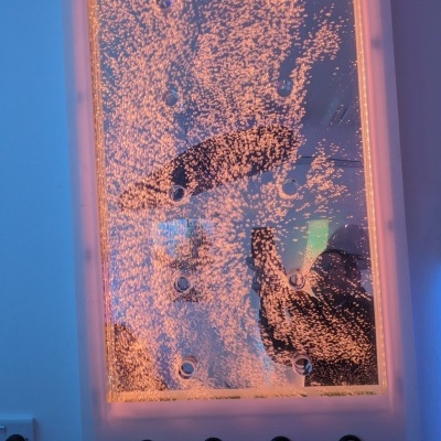 Painel translúcido iluminado com bolhas e botões coloridos