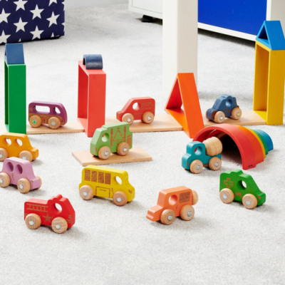 Conjunto de brinquedos de madeira coloridos em carros e formas geométricas