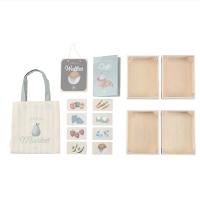 Jogo infantil de mercado com sacola tecido, caixas madeira, fichas ilustradas e painéis de madeira com texto